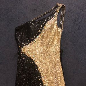 GORGEOUS BLAKC AND GOLD FORMAL SEQUINED GOWN